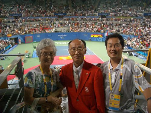 08年北京五輪のセンターコートで、川廷栄一TD（中央）と尚弘氏（右）、母夙子さん（川廷氏提供）