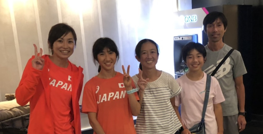 19年世界選手権で女子100メートル障害代表の木村文子（左）と写真に納まる田中一家（家族提供）