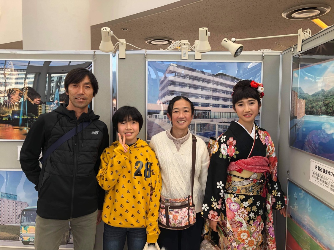 20年1月、成人式で写真に納まる右から田中希実、母千洋さん、妹希空さん、父健智さん（家族提供）