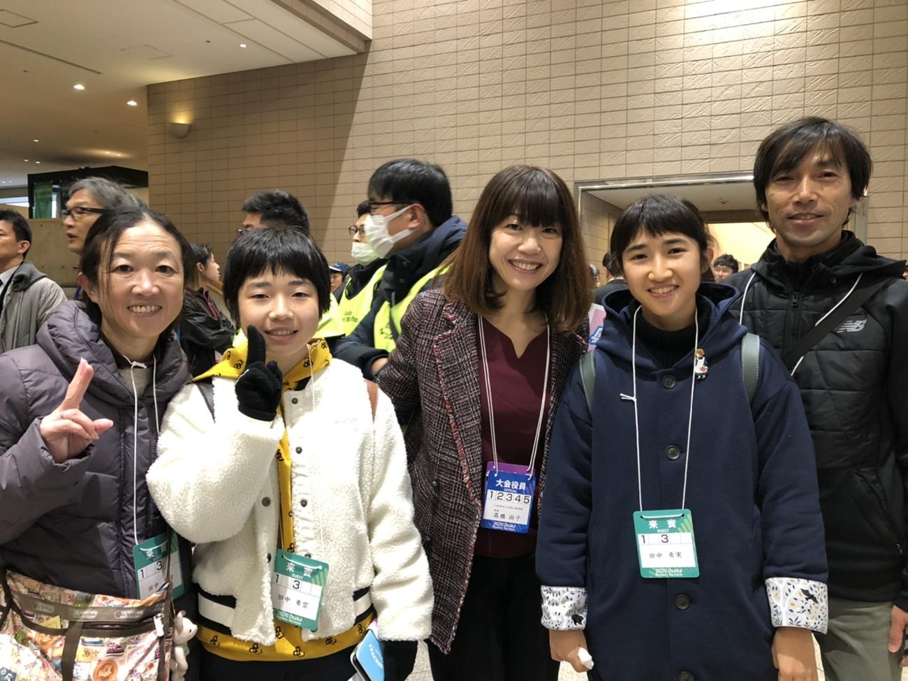 20年大阪国際女子マラソンで高橋尚子さん（中央）と写真に納まる田中希実（右から2人目）、父健智さん（右端）、母千洋さん（左）、妹希空さん（家族提供）