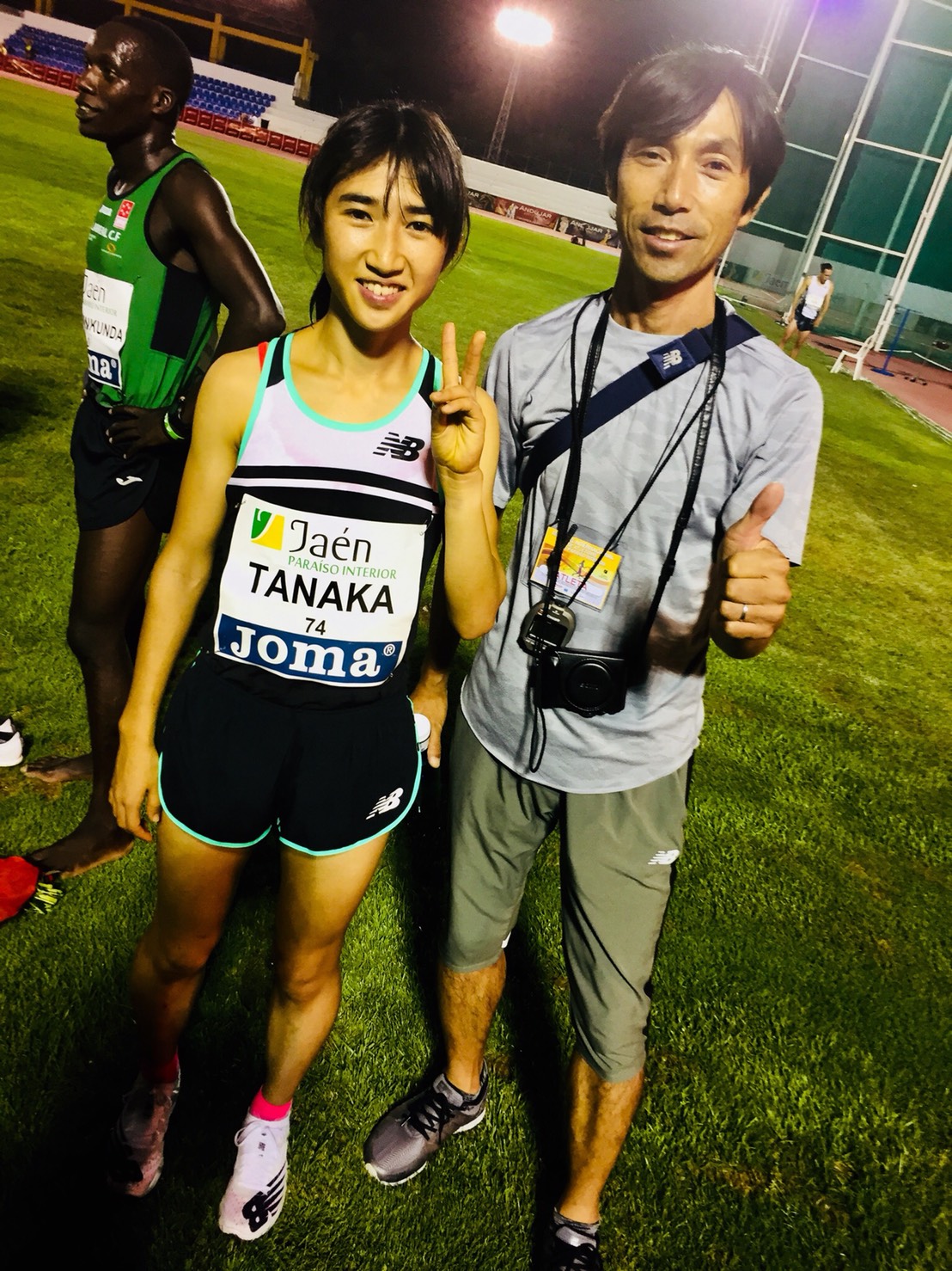 19年9月、スペイン遠征で笑顔を見せる田中希実（左）と父健智さん（家族提供）