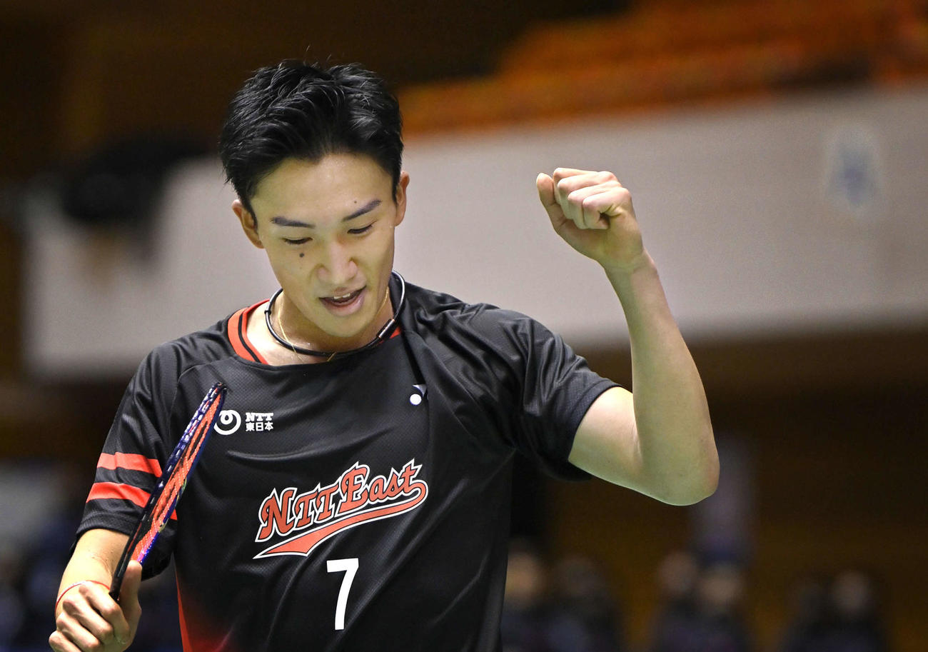 バドミントン全日本総合選手権　男子シングルスで優勝を決めてガッツポーズする桃田賢斗（2020年12月27日撮影）