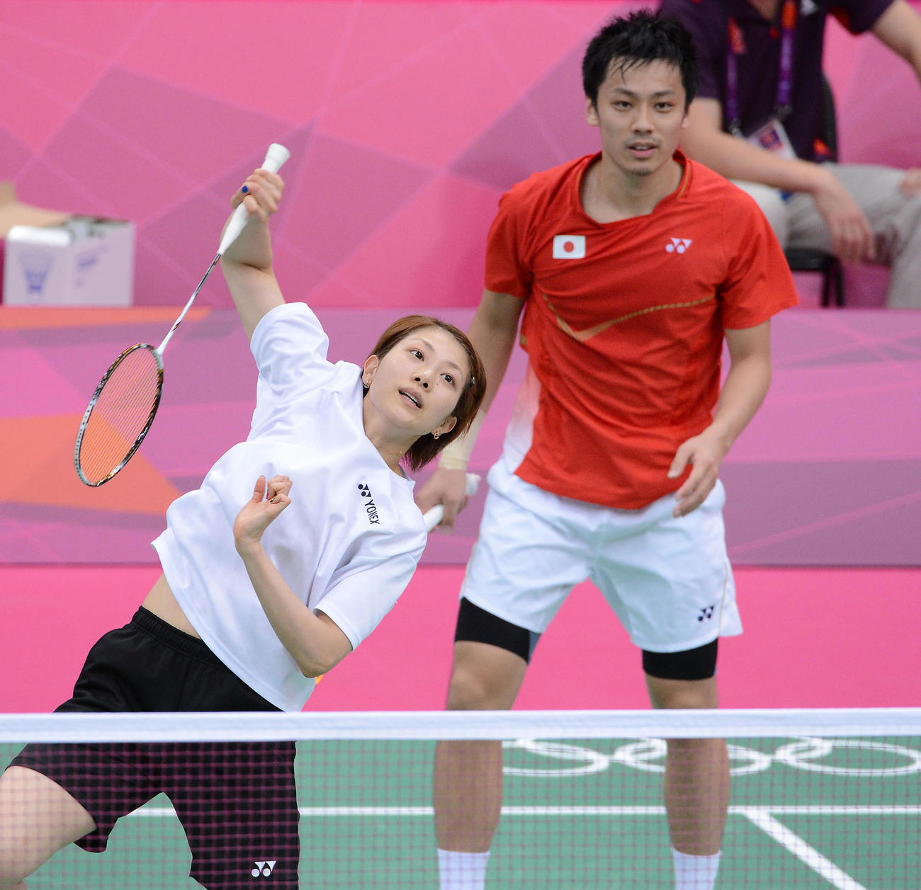 12年7月、ロンドン五輪の会場で練習を行ったバドミントンの潮田玲子（手前）・池田信太郎組
