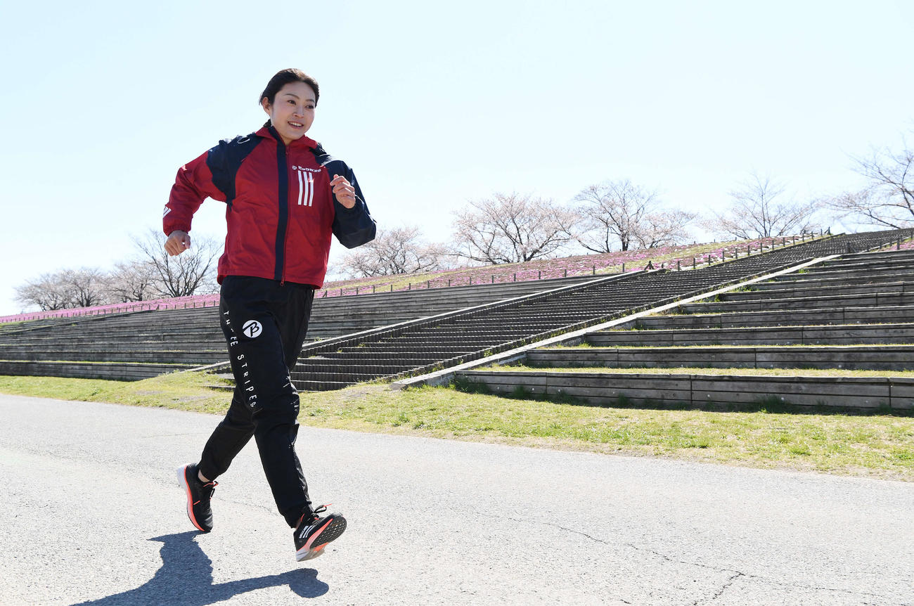 練習を行う競歩の岡田久美子（撮影・鈴木みどり）