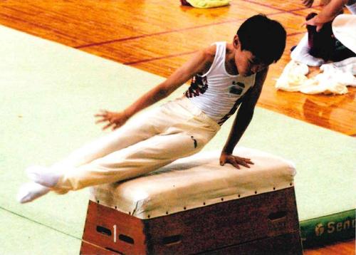 器械体操に励む小学生の楢崎智亜（UDN SPORTS提供）