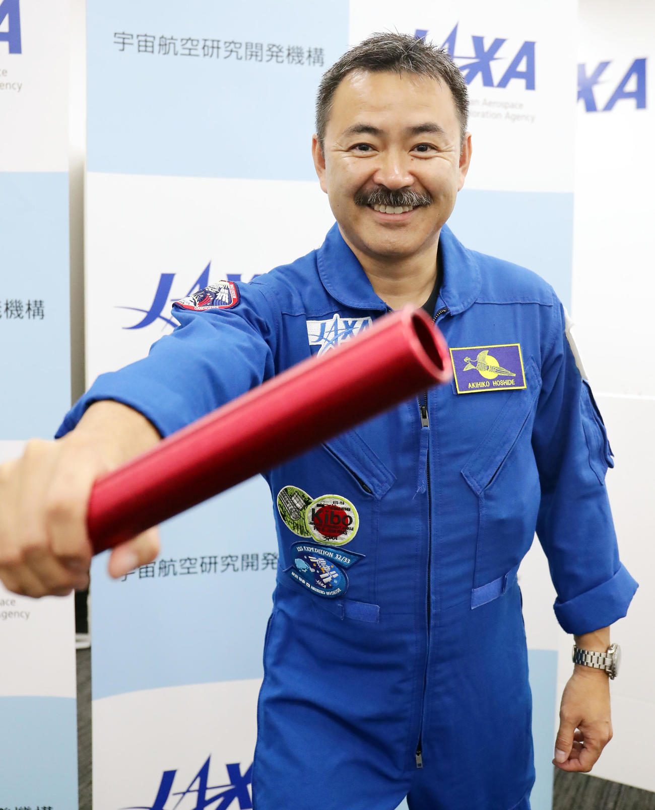 宇宙飛行士の星出彰彦氏は笑顔でバトンを渡す
