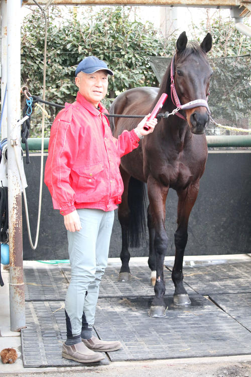大井競馬場で誘導馬の調教を担当する坂口昇さんと誘導馬のボンネビルレコード