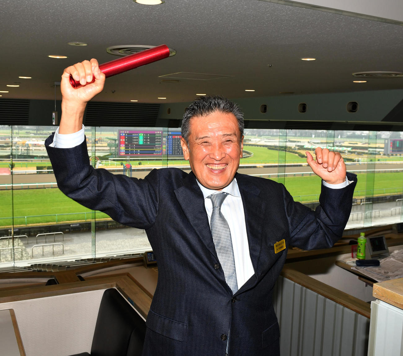 バトンを持つノーザンファームの吉田勝己氏