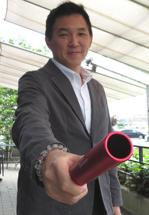 バトンを手にする増地克之監督(撮影・峯岸佑樹)