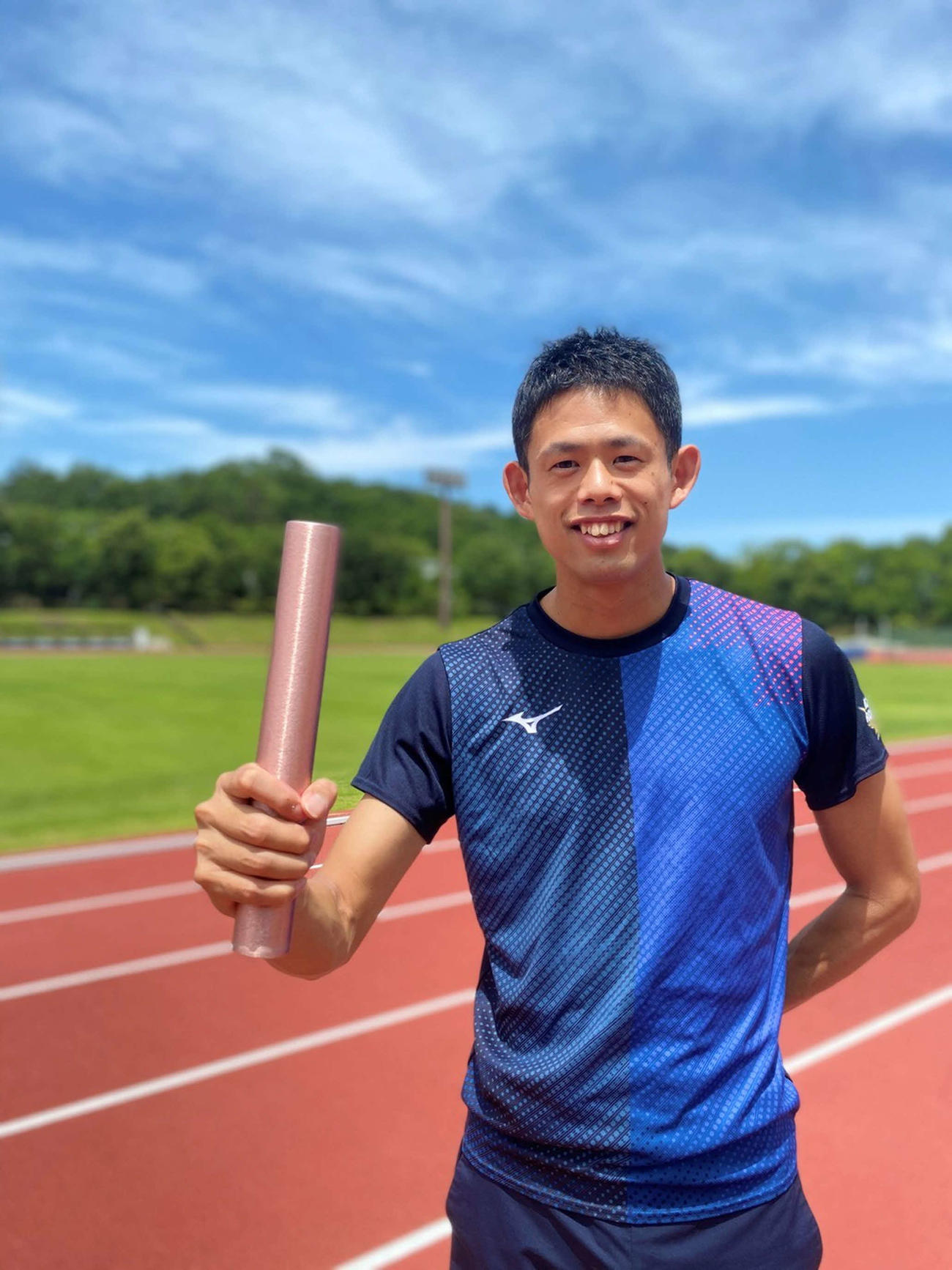 バトンを持ち笑顔の野沢啓佑