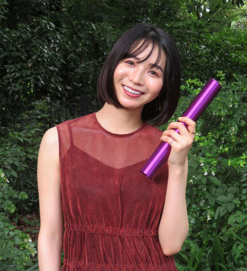 大好きなリレーのバトンを手に笑顔の女優傳谷英里香