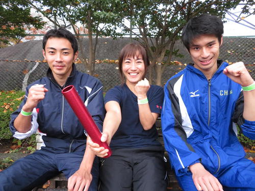 大門寛子さん（中央）と400メートル日本記録保持者の岸田悠弥（左）、110、400メートル障害日本記録保持者の真次駿英