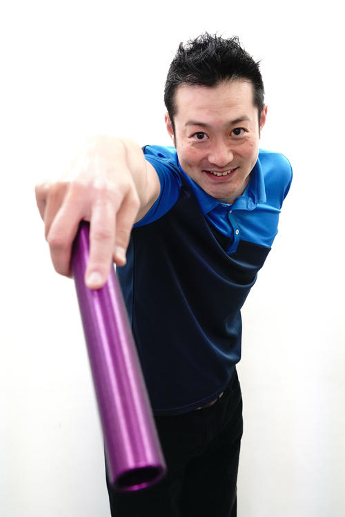 クロールの動きでバトンを渡す北京五輪競泳銅メダリストの宮下純一（撮影・佐藤成）