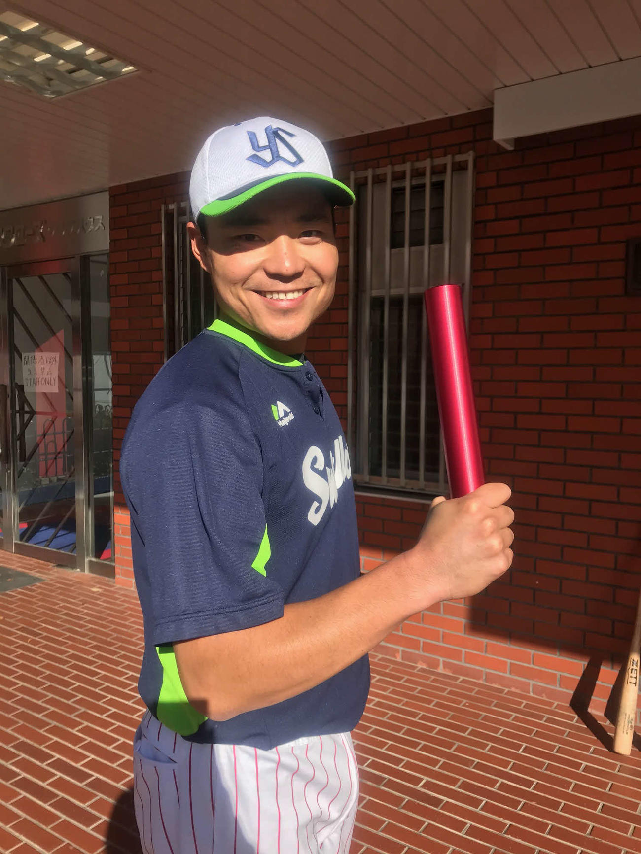 バトンを手に笑顔のヤクルト中村