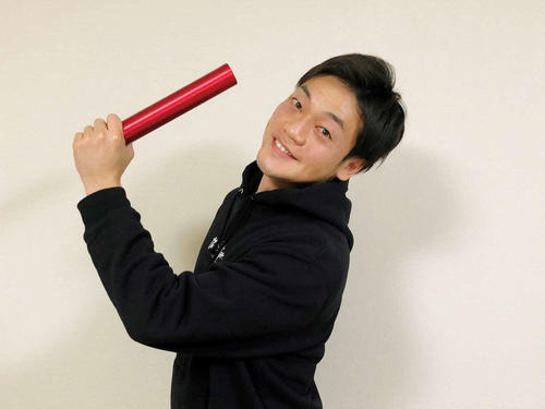 バトンを持ち笑顔を見せるおばたのお兄さん
