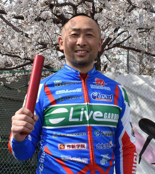 満開の桜の下で笑顔の羽石国臣