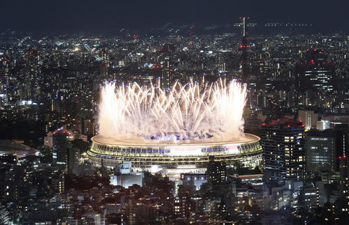 開会式が始まり花火が打ち上がる国立競技場(撮影・足立雅史)