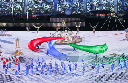 開会式のパフォーマンスでパラリンピックシンボルマークのスリーアギトスが作られる（2021年8月24日撮影）