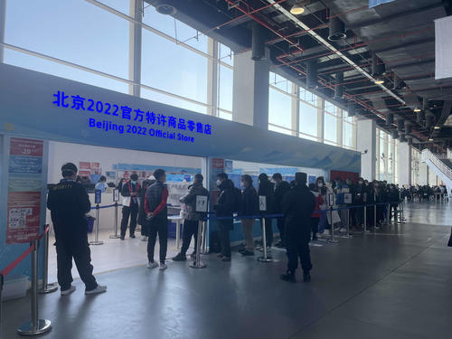 北京五輪メインメディアセンター内のグッズ売り場入り口付近。写真右奥からさらに行列は続く（撮影・奥岡幹浩）