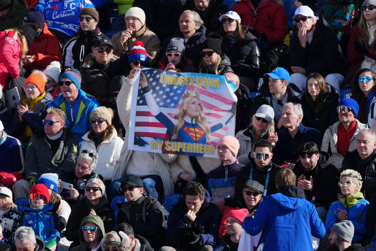 転倒するリンゼイ・ボンに反応するファン（ロイター）