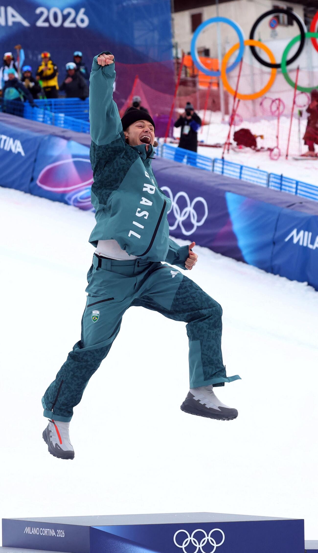 男子大回転　南米選手として初の冬季五輪メダルを獲得したブラジルのピニェイロブローテンが表彰台でジャンプ（ロイター）