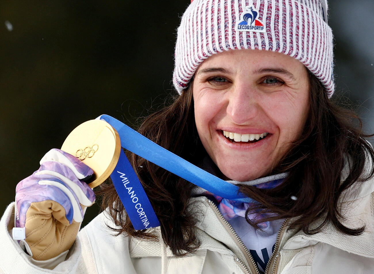 バイアスロン女子15キロで優勝したフランスのジュリア・シモンが表彰式で喜びを爆発させる（ロイター）