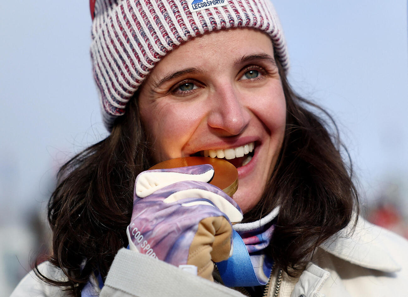 バイアスロン女子15キロで優勝したフランスのジュリア・シモンが表彰式で喜びを爆発させる（ロイター）