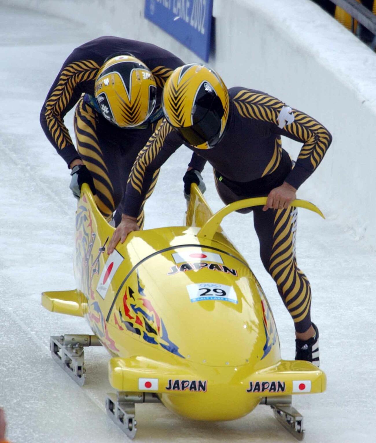 ソルトレークシティー五輪　ボブスレー男子2人乗り　井上将憲（左）と鈴木寛は車体に乗り込む（2002年2月17日撮影）