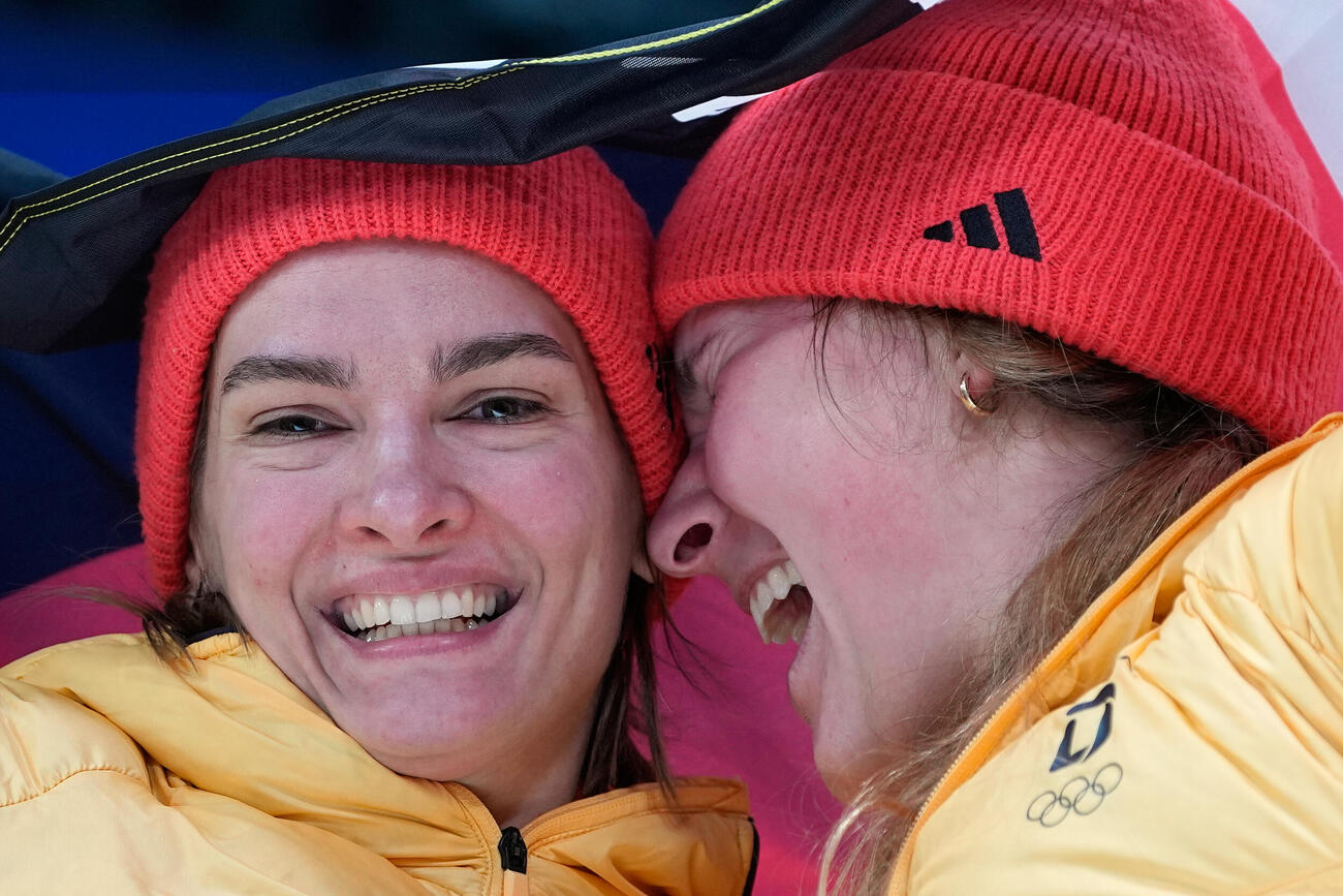ボブスレー女子2人乗りで、ドイツのリザ・ブクウィツとニール・シュテンがゴールを祝った（AP）