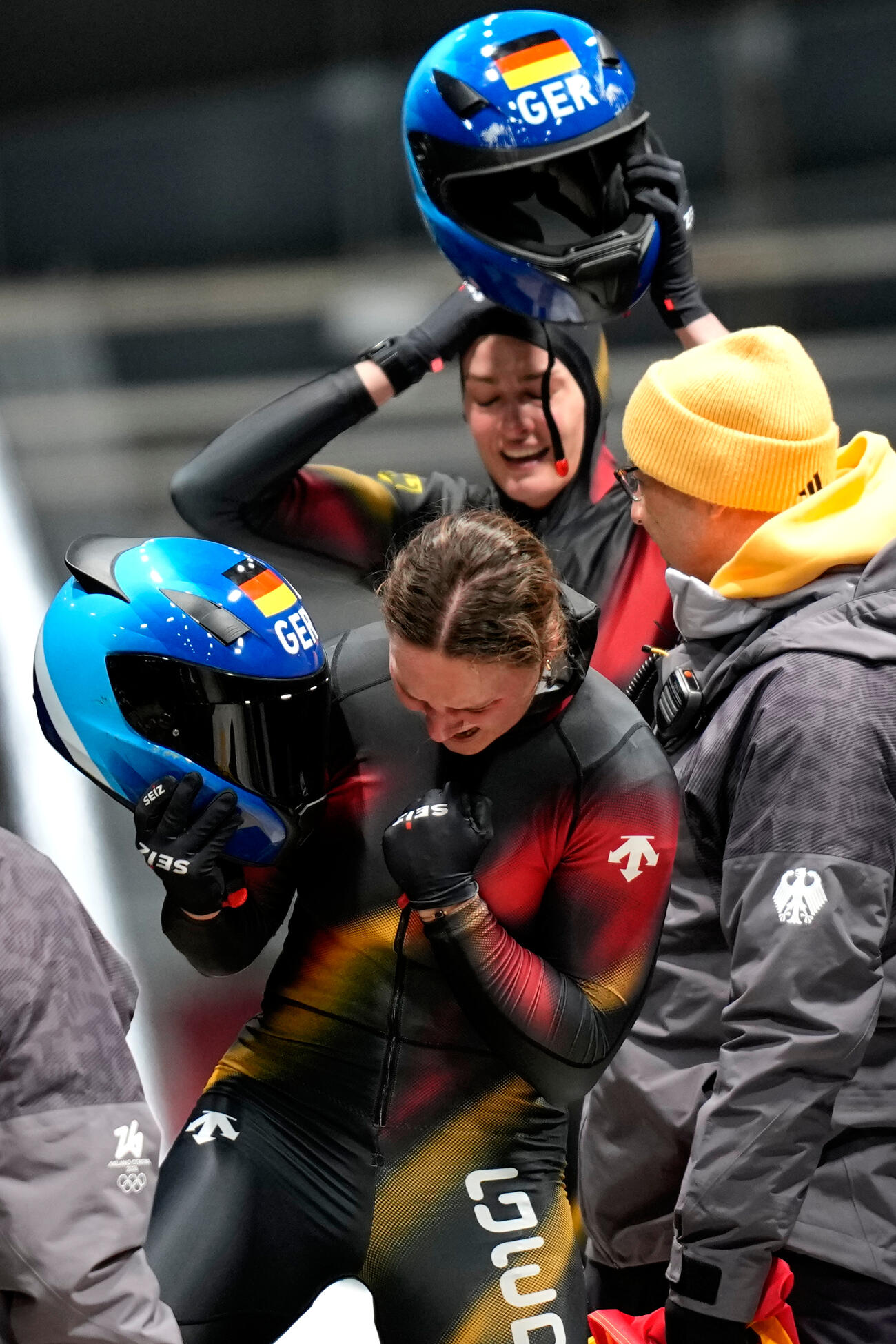 ゴールに到着したリザ・ブクウィツ（前方）とニール・シュテン（AP）