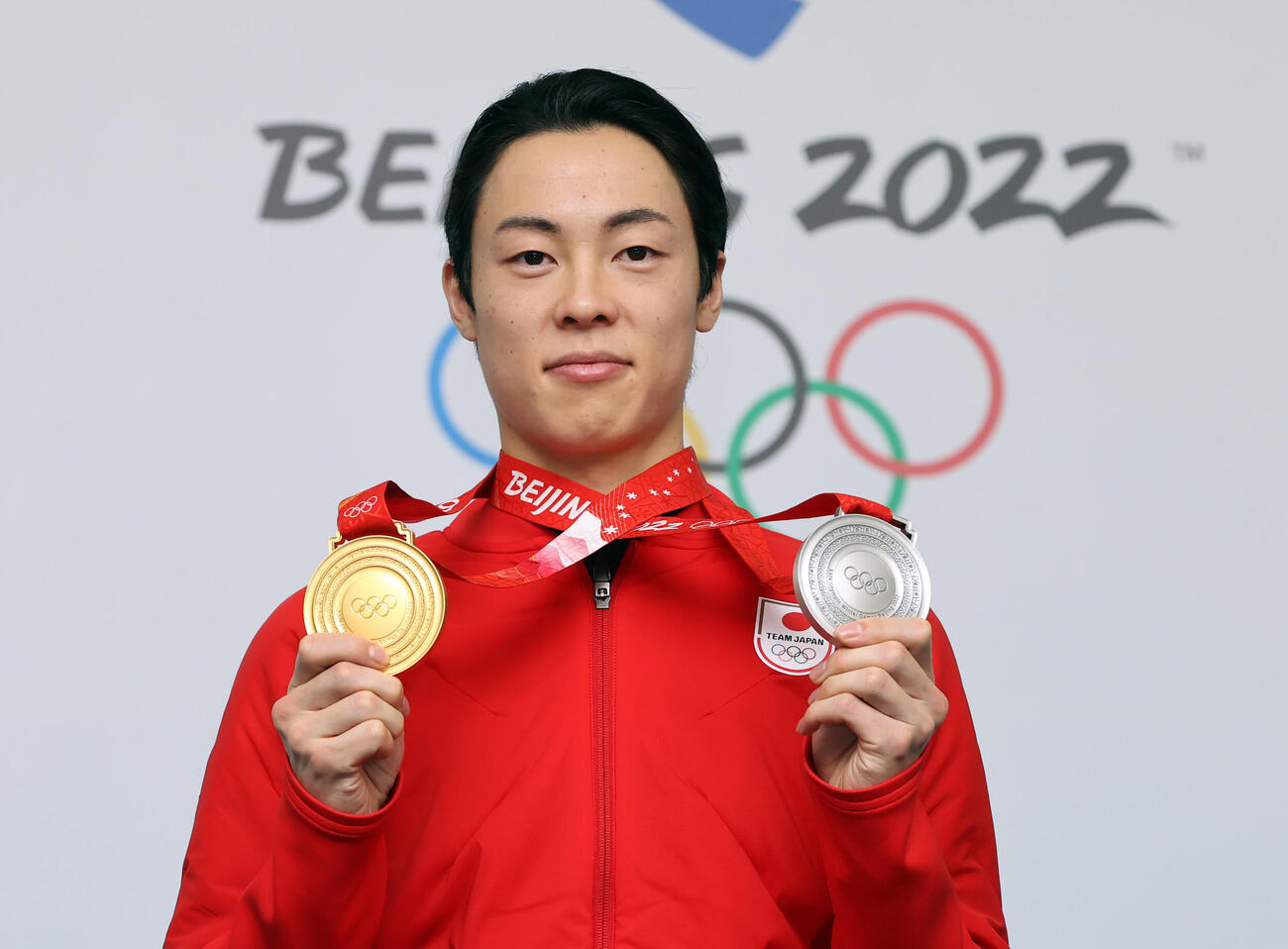 北京五輪での競技を終え、記者会見でメダルを披露する小林陵（2022年2月撮影）