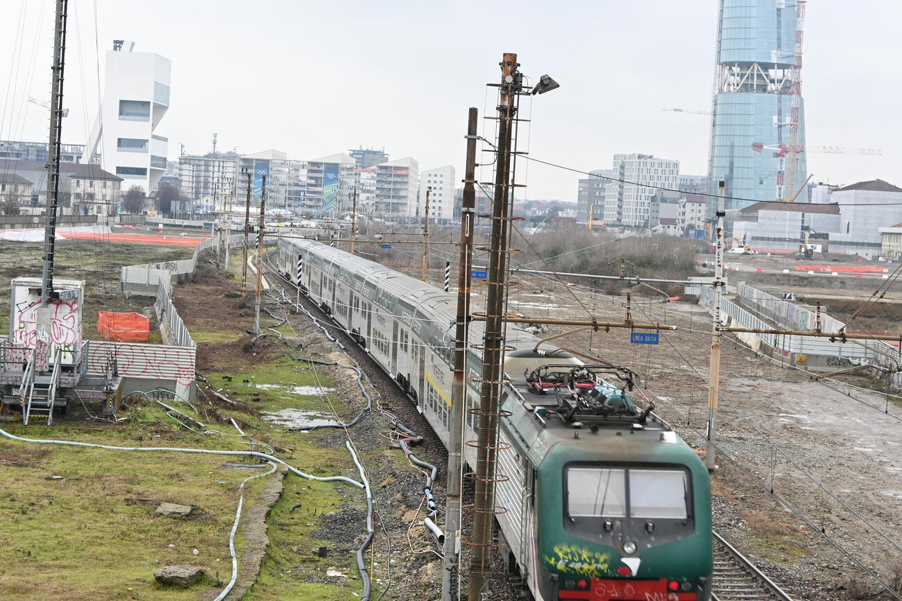 鉄道車両基地跡に新設されたミラノの選手村（奥）の周辺（撮影・飯岡大暉）