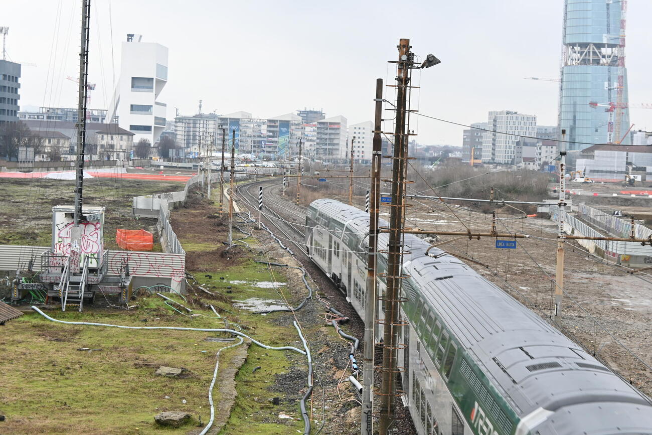 鉄道車両基地跡に新設されたミラノの選手村（右奥）の周辺には、広大な土地が広がる（撮影・飯岡大暉）