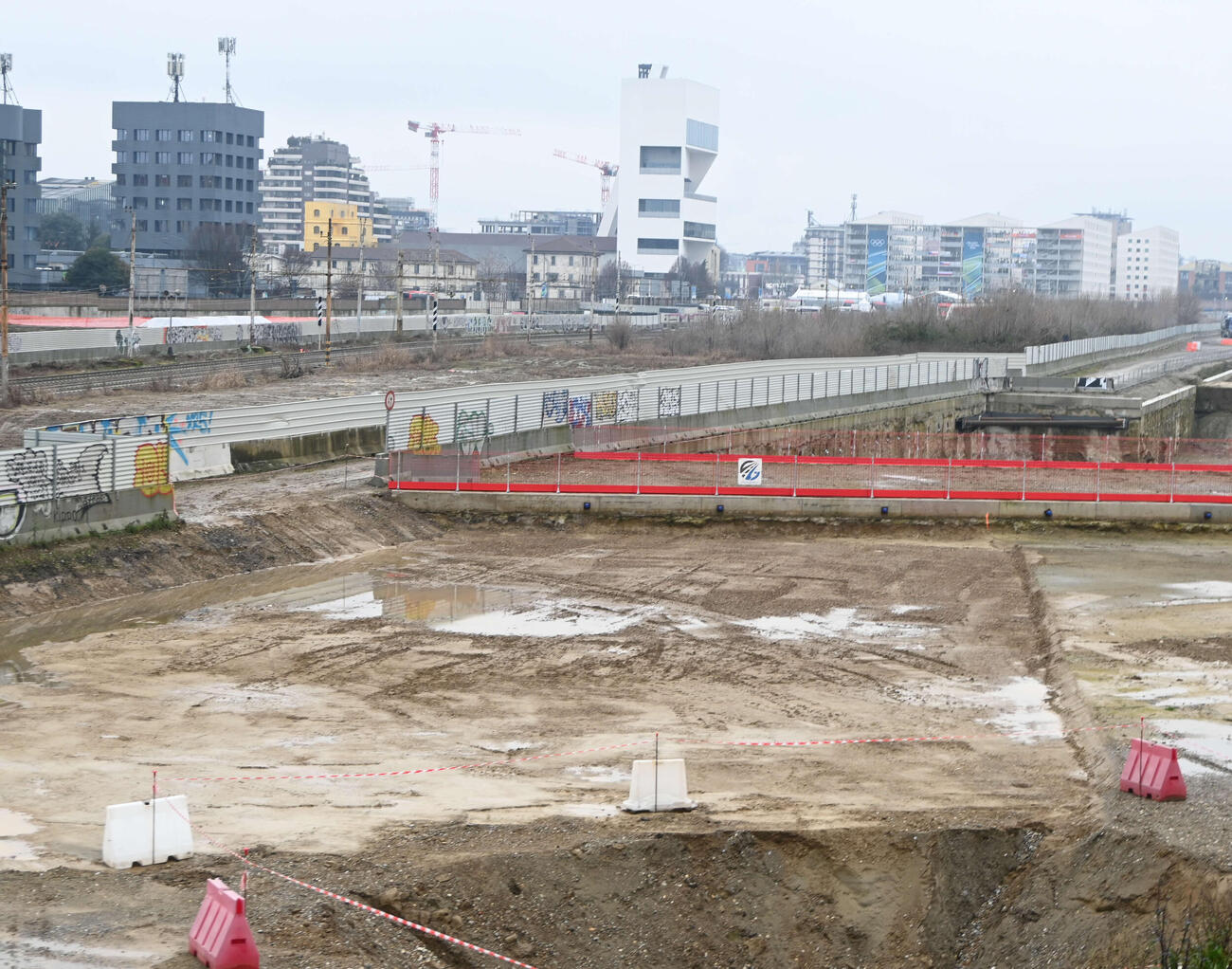 鉄道車両基地跡に新設されたミラノの選手村（右奥）の周辺には、広大な土地が広がる（撮影・飯岡大暉）