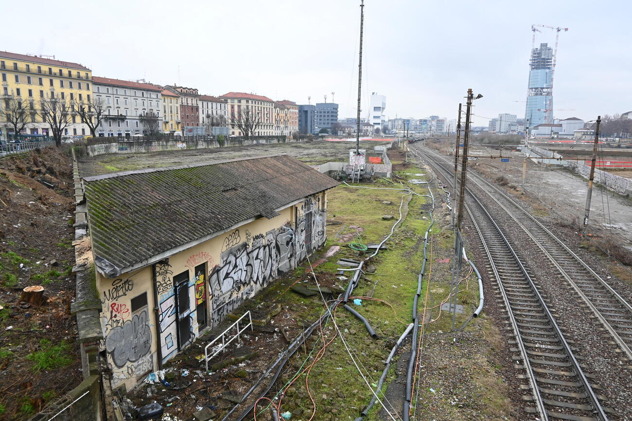 鉄道車両基地跡に新設されたミラノの選手村の周辺には、広大な土地が広がる（撮影・飯岡大暉）