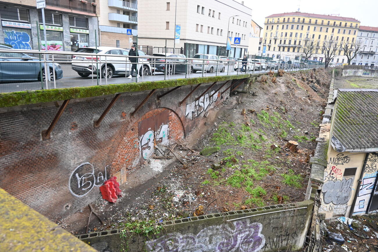 鉄道車両基地跡に新設されたミラノの選手村の周辺。塀は落書きされ、ゴミが散乱している（撮影・飯岡大暉）