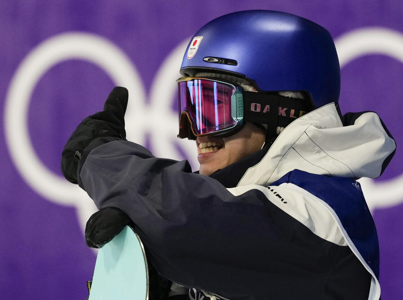 5日、男子ビッグエア予選　2回目を終え、笑顔で親指を立てる荻原大翔（共同）