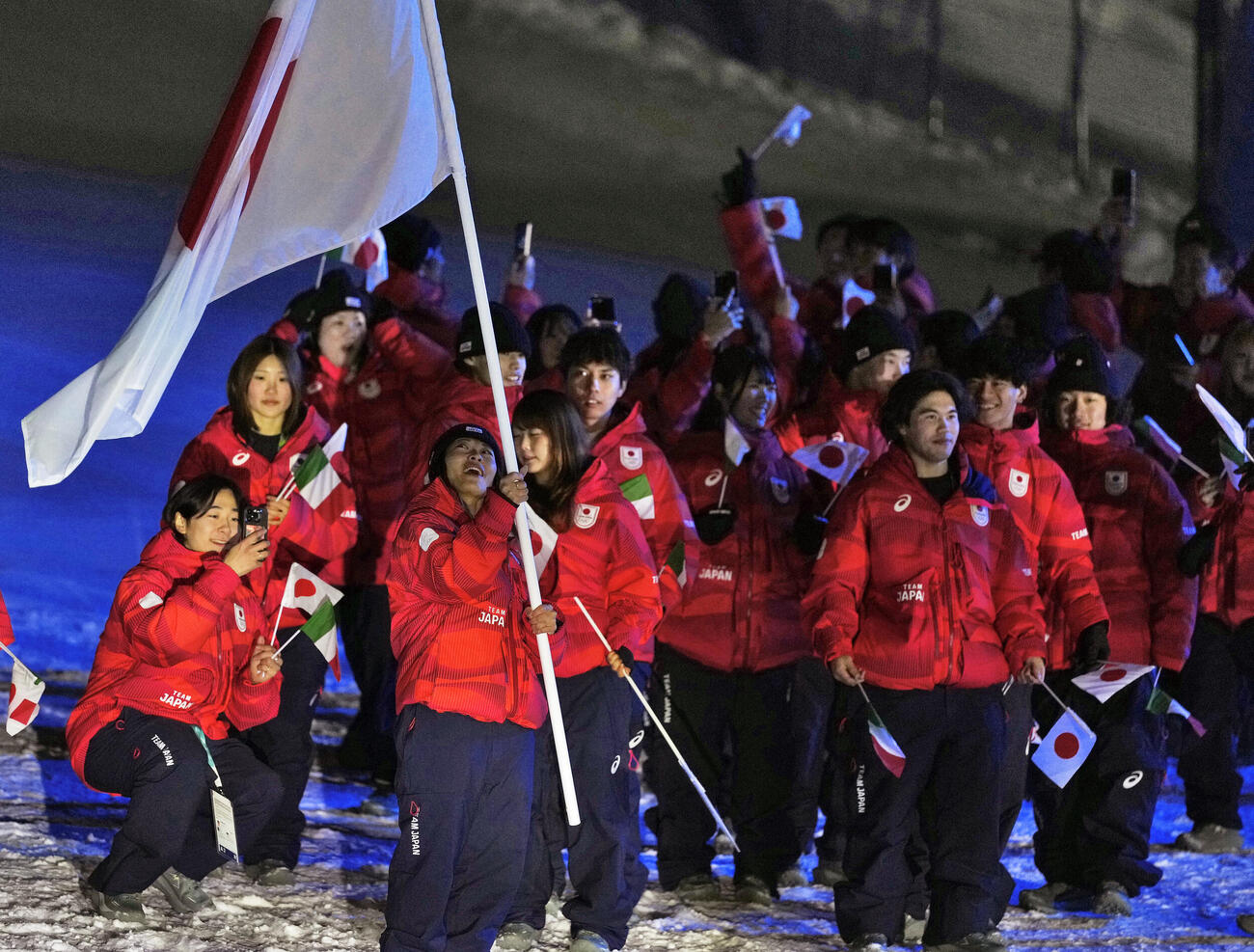 ミラノ・コルティナ五輪開会式の入場行進に臨む旗手の冨田（手前左）ら日本選手団（代表撮影）