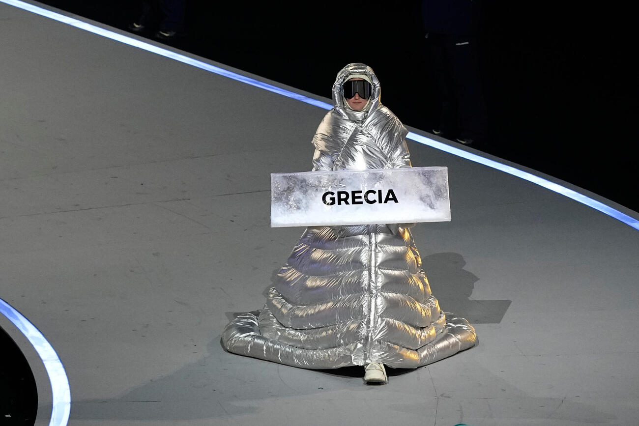 ギリシャ選手団の入場時、先導役だけが登場（AP)