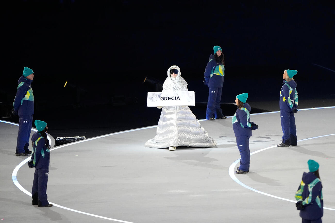 ギリシャ選手団入場時には先導役1人が歩いた（AP)