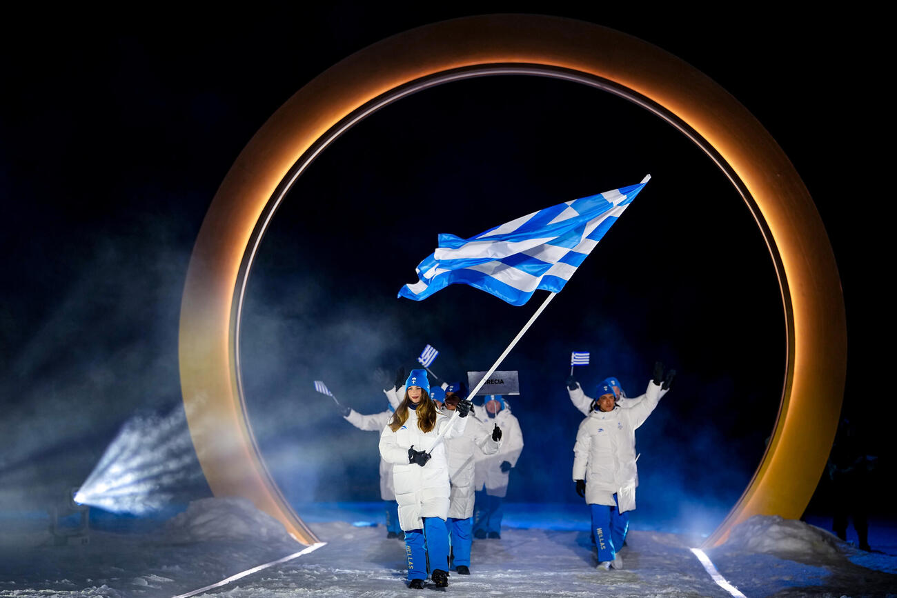 入場行進をするギリシャの選手たち（AP）