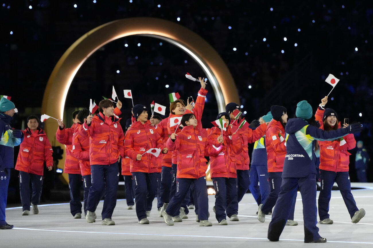 開会式で入場行進する日本選手団（代表撮影）