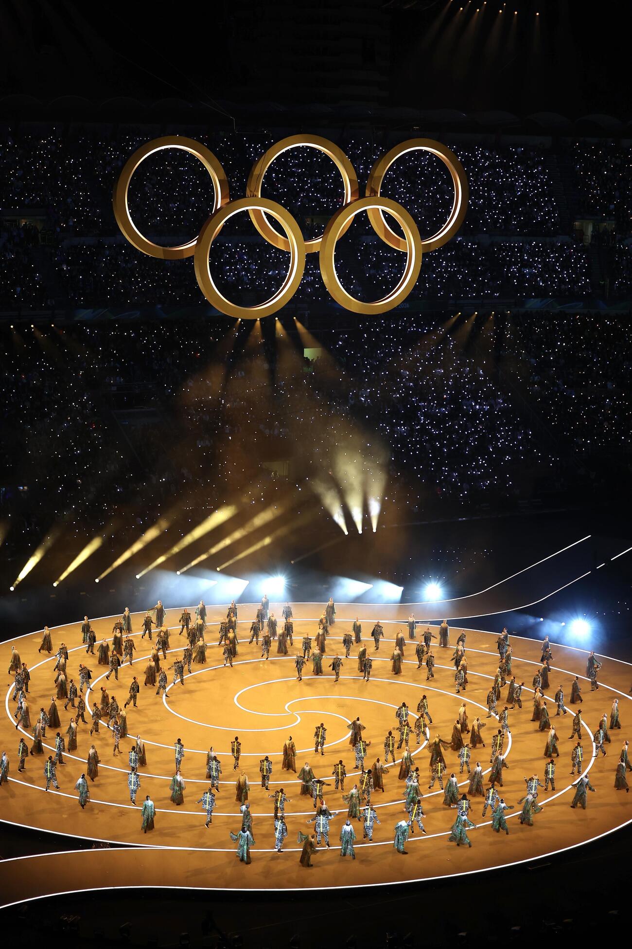 開会式で浮かび上がる五輪マーク（撮影・前田充）