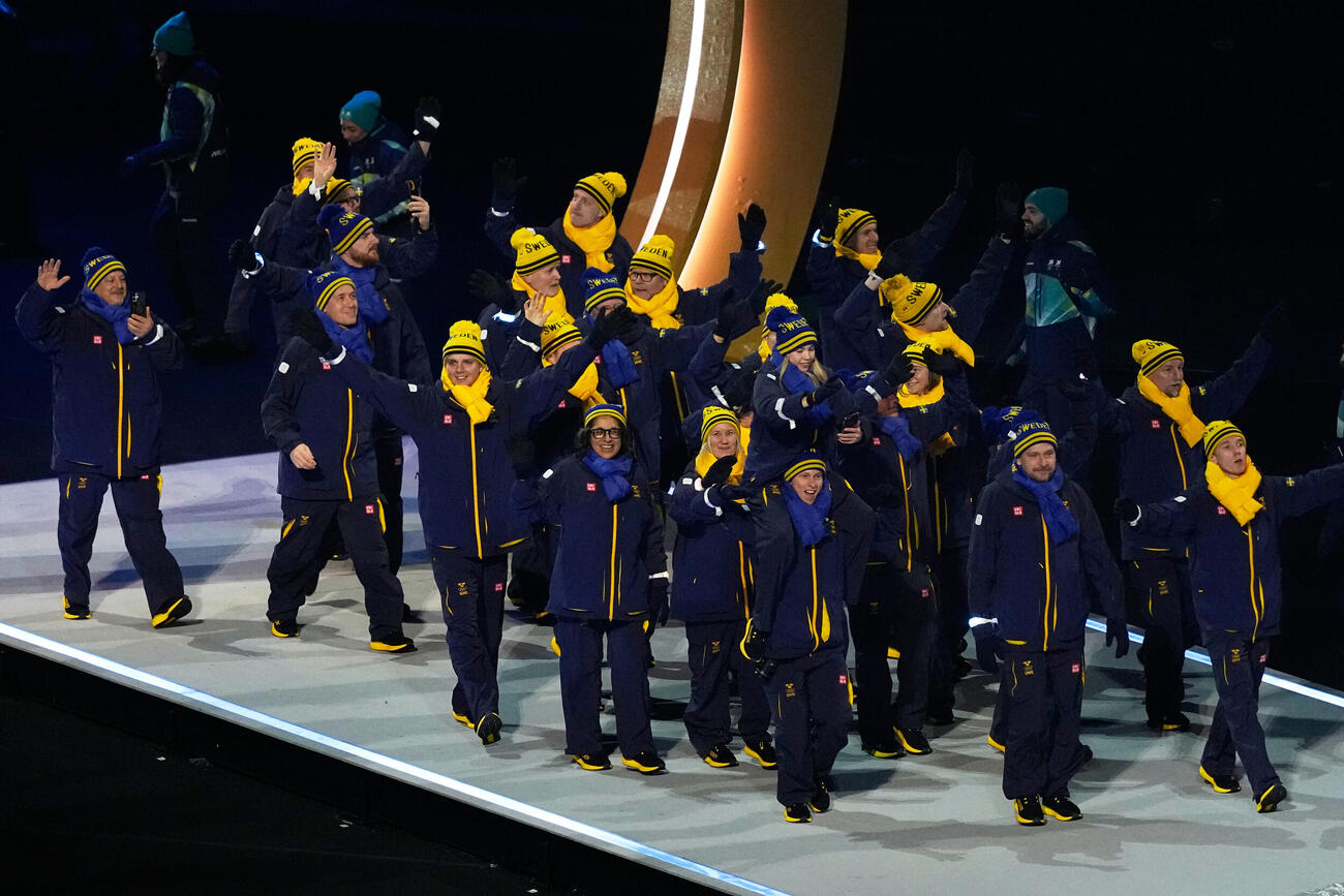 ユニクロのユニホームを着てミラノ・コルティナ五輪の開会式に入場するスウェーデン選手団（AP）