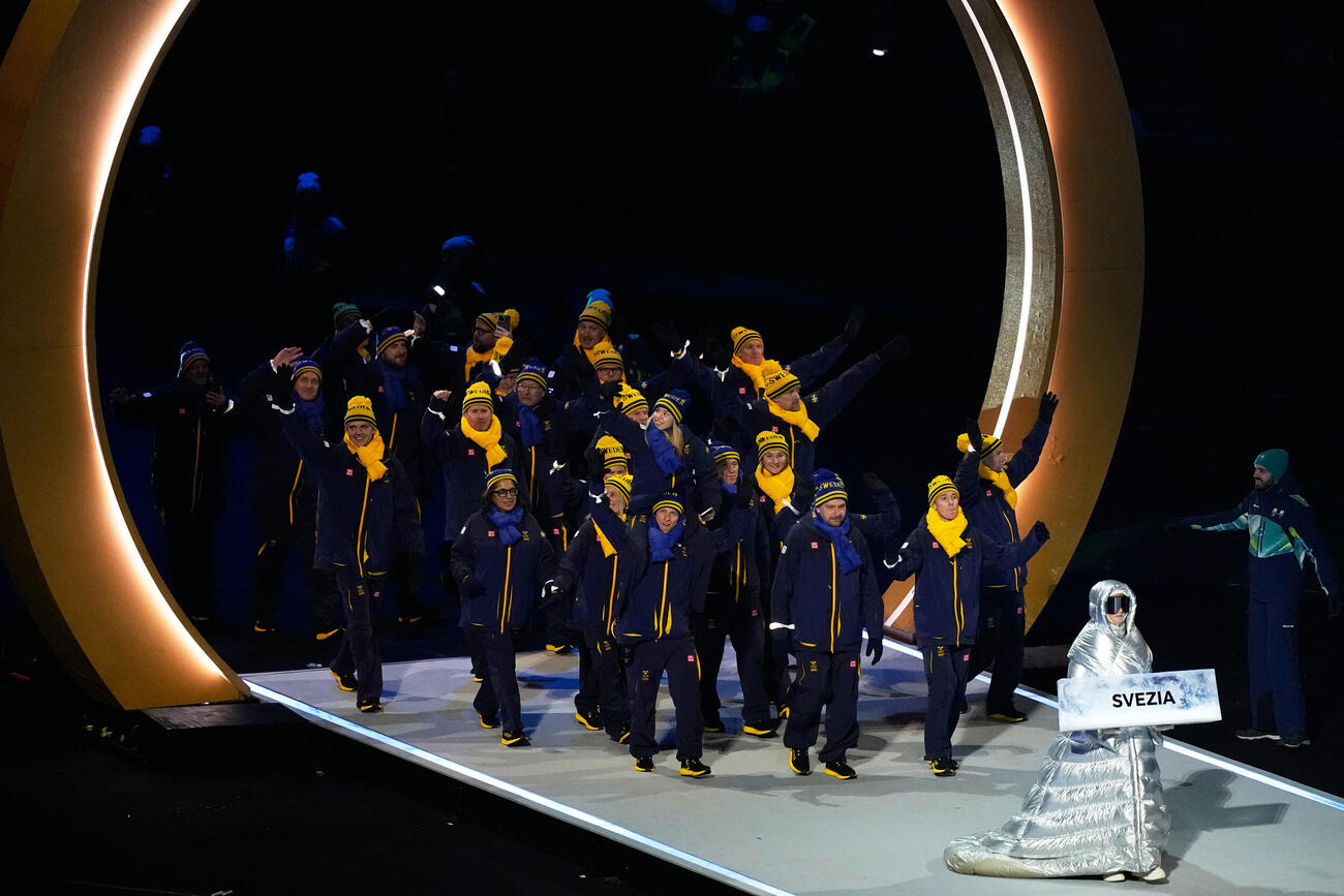 ユニクロのユニホームを着てミラノ・コルティナ五輪の開会式に入場するスウェーデン選手団（AP）