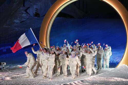開会式】「転んじゃってかわいい」フランス選手団の先頭選手が入場時に