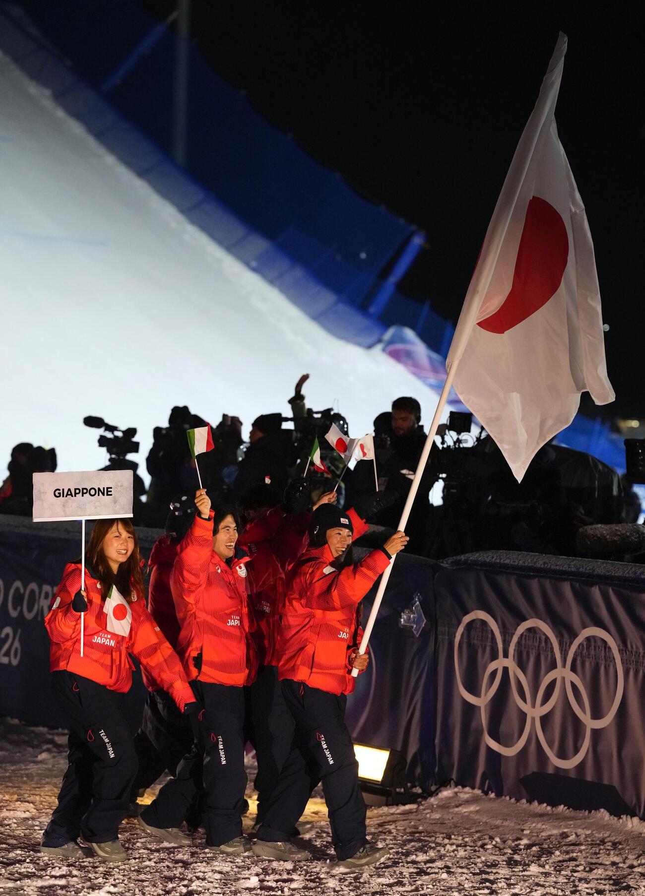 ミラノ・コルティナ冬季五輪の開会式で入場行進する（右から）旗手の冨田せな、荻原大翔、工藤璃星（共同）