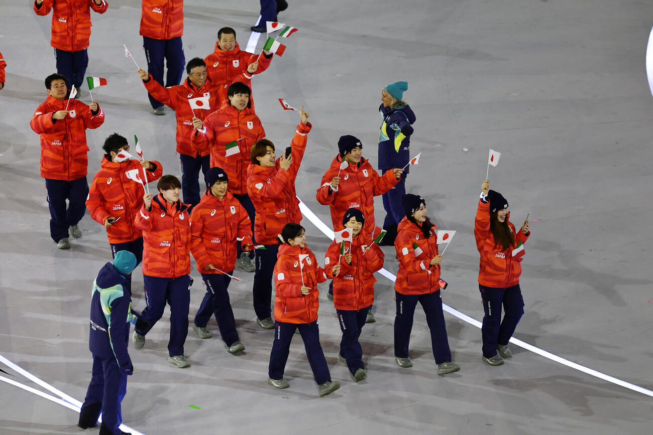 開会式で、入場行進する日本選手団（代表撮影）