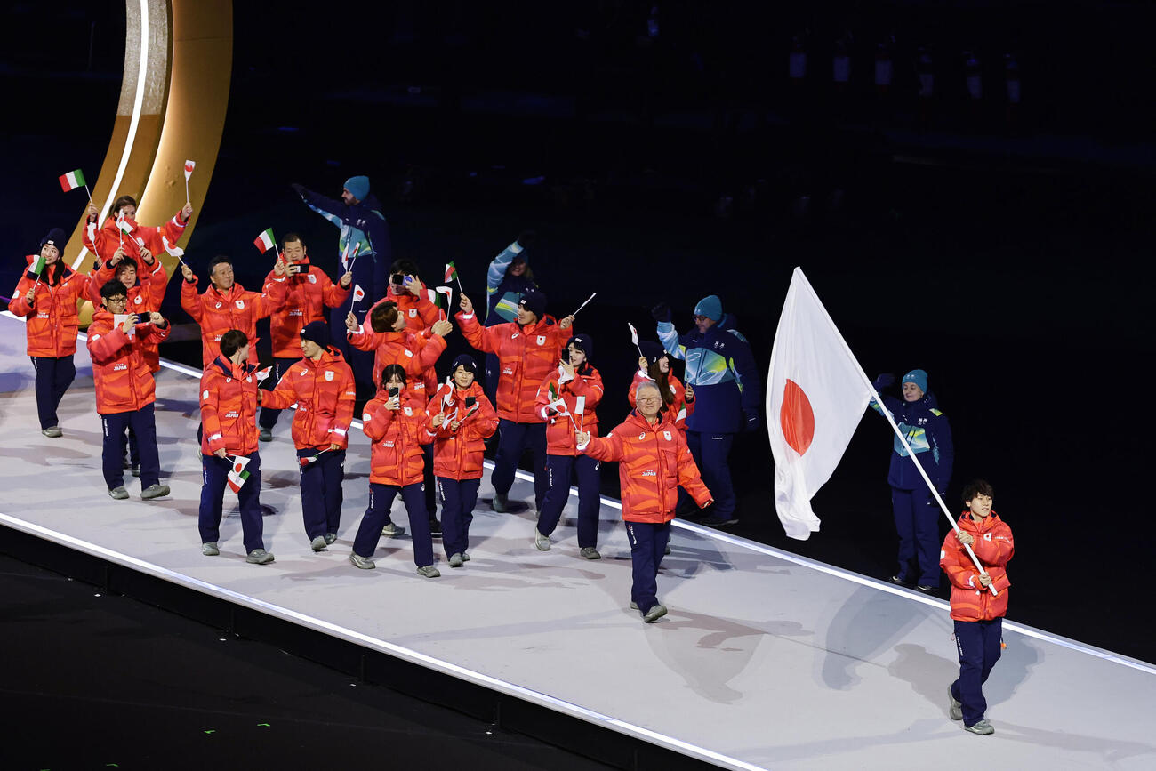 開会式で、旗手の森重（右端）を先頭に入場行進する日本選手団（代表撮影）