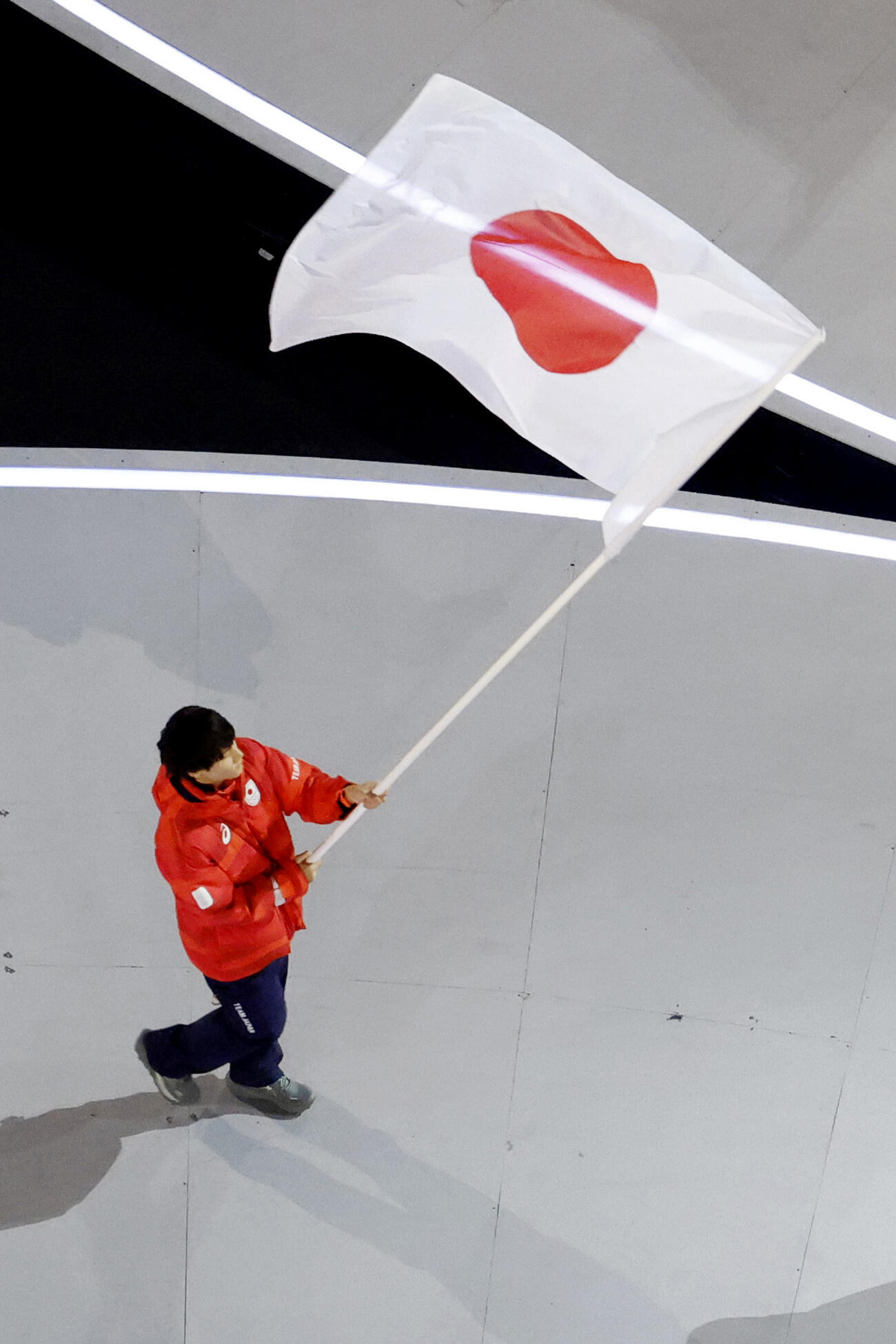 ミラノ・コルティナ冬季五輪の開会式で旗手を務めた日本選手団の森重航（共同）